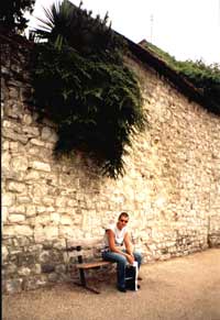 Средневековая крепость в Мэйдстоуне. Стена на набережной.